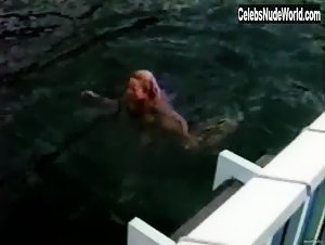 Pamela Anderson nude dipping in Pam & Tommy Lee sex tape (1998) 7