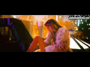 Jennifer Lopez sideboobs , nipslip scene in Hustlers  10