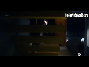 Catrinel Marlon in La porta rossa (series) (2017) 3