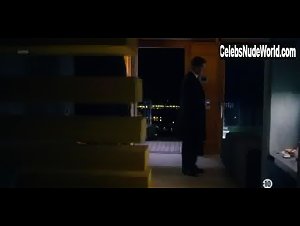 Catrinel Marlon in La porta rossa (series) (2017) 4