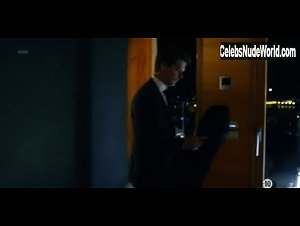 Catrinel Marlon in La porta rossa (series) (2017) 8