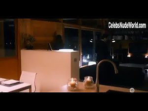 Catrinel Marlon in La porta rossa (series) (2017) 9