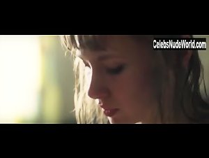 Alina Levshin in Kriegerin (2011) 9