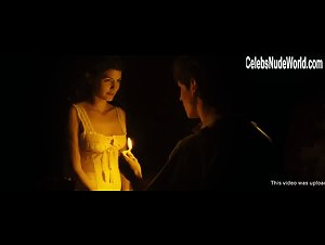 Audrey Tautou in Un long dimanche de fiancailles (2004) 17