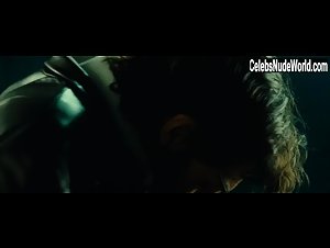 Aura Garrido in El cuerpo (2012) 10