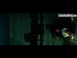 Aura Garrido in El cuerpo (2012) 11