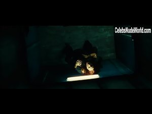 Aura Garrido in El cuerpo (2012) 3