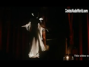 Gabrielle Lazure in La belle captive (1983) 12
