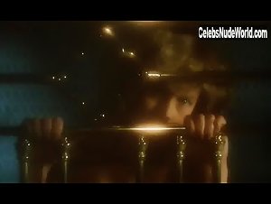 Gabrielle Lazure in La belle captive (1983) 7