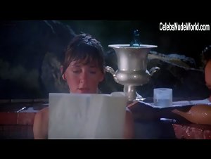 Cynthia Stevenson in Player (1992) 1