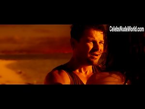 Jessica De Gouw Couple , Beach in These Final Hours (2013) 18