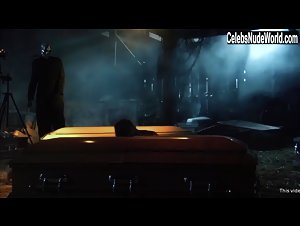 Bobbi Sue Luther in Laid to Rest (2009) 7