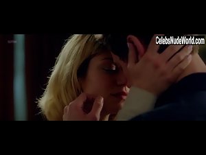 Emilie Dequenne in Pas son genre (2014) 1