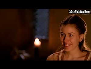 Alba Sanmarti in Ermessenda (series) (2011) 8