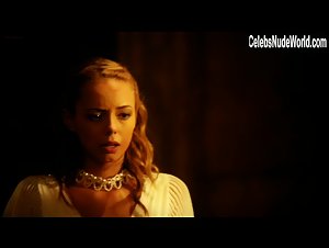 Andreea Mihalascu in Fright Night 2: New Blood (2013) 13