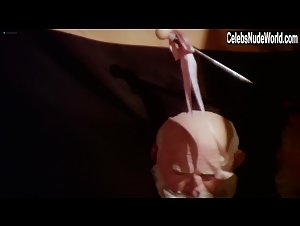 Aniko Safar in Vizi privati, pubbliche virtu (1976) 10