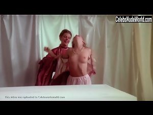 Aniko Safar in Vizi privati, pubbliche virtu (1976) 16