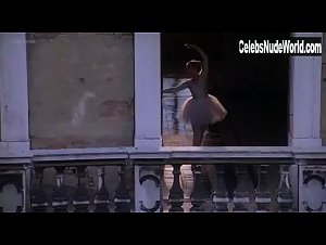 Gilla Novak in Fotografando Patrizia (1984) 2