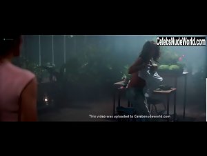 Florence Foresti in De plus belle (2017) 8
