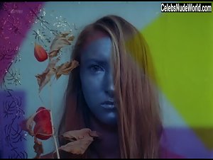 Eva Maloisel in Y a-t-il une vierge encore vivante (short) (2015) 6
