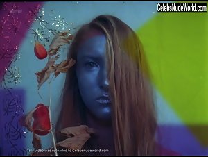 Eva Maloisel in Y a-t-il une vierge encore vivante (short) (2015) 9