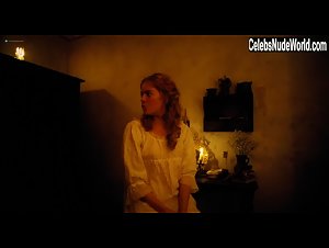 Emma Stone in Favourite (2018) 15