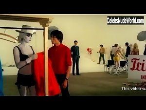 Elsa Martinelli in Les chemins de Katmandou (1969) 4