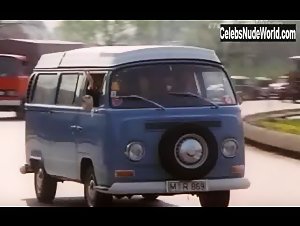 Elke Boltenhagen in Hausfrauen-Report 1: Unglaublich, aber wahr (1971) 1