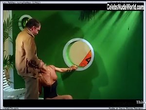 Dominique Saint Claire in Les Petites nymphettes (1982) 17