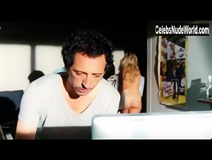 Dina Nietes Capistrano in Un bonheur n'arrive jamais seul (2012) 16