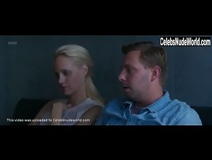 Dora Johannsdottir in Undir trenu (2017) 20