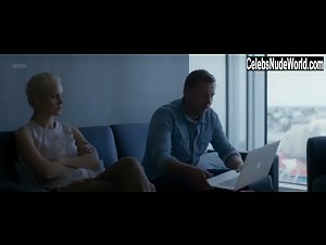 Dora Johannsdottir in Undir trenu (2017) 3