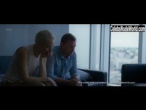 Dora Johannsdottir in Undir trenu (2017) 5