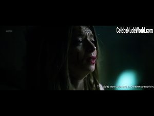 Clemence Bretecher in Le serpent aux mille coupures (2017) 14