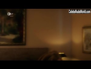 Caroline Hanke in Stubbe - Tod auf der Insel (2018) 9