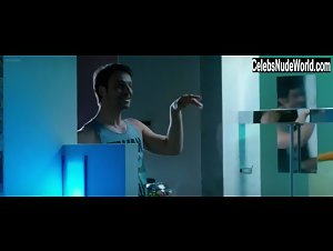 Isabelle Adriani in Maschi contro femmine (2010) 15