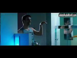 Isabelle Adriani in Maschi contro femmine (2010) 16