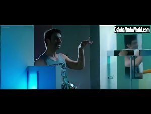 Isabelle Adriani in Maschi contro femmine (2010) 17