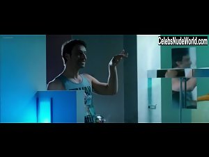 Isabelle Adriani in Maschi contro femmine (2010) 18
