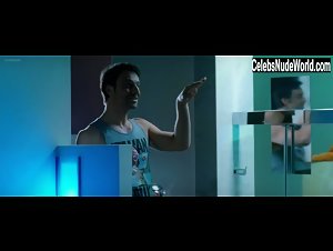 Isabelle Adriani in Maschi contro femmine (2010)