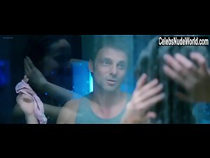 Isabelle Adriani in Maschi contro femmine (2010) 6