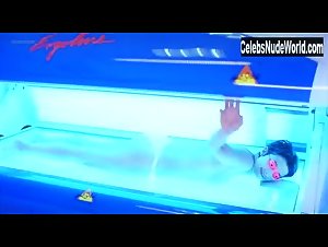 Isabelle Gelinas in Les gens en maillot de bain ne sont pas (forcement) superficiels (2001) 19