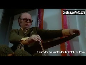 Jette Weibel in Tandlaege pa sengekanten (1971) 3