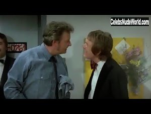 Jette Weibel in Tandlaege pa sengekanten (1971) 9