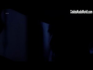 Julia Konrad in 1 Contra Todos (series) (2016) 19