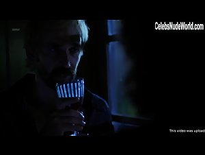 Julia Konrad in 1 Contra Todos (series) (2016) 7