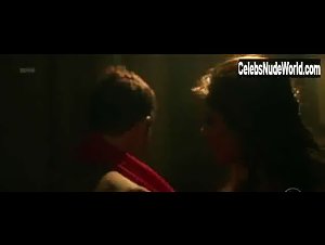 Julianne Trevisol in Os Dias Eram Assim (series) (2017) 10