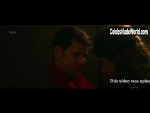 Julianne Trevisol in Os Dias Eram Assim (series) (2017) 9