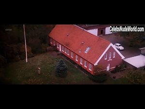 Karen-Lise Mynster in Der er et yndigt land (1983) 19