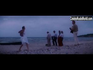 Karen-Lise Mynster in Der er et yndigt land (1983) 6